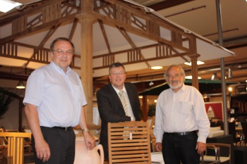 Harald Ploß, Detlef Matthiessen und Joachim Germer vor einem indonesischen Pavillon