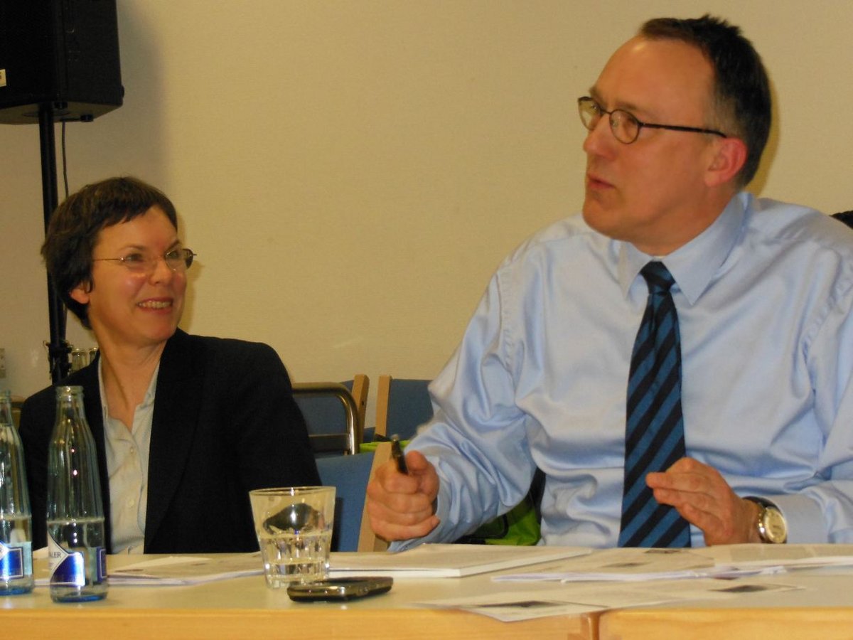 Kreisvorsitzende Sabine Rautenberg moderierte die Diskussion, Johannes Köhn als humorvoller Referent im Rantzau-Haus der Arbeiter-Wohlfahrt in Ahrensburg