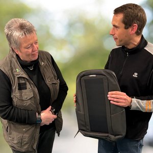 Rucksack-Gewinnerin Anne Muth und Kreisvorsitzender Benjamin Stukenberg